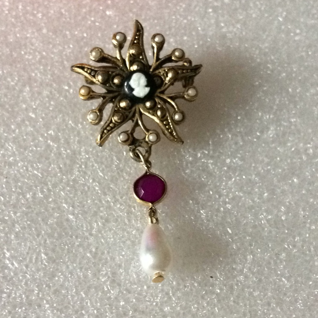 Vintage Victorian Cameo Brooch